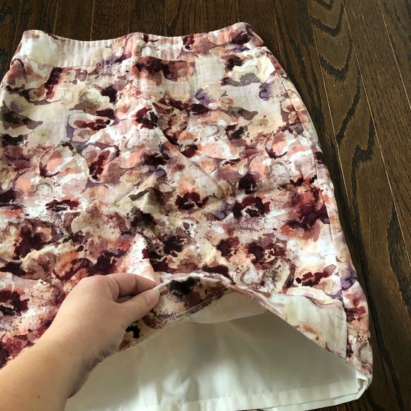 Ann Taylor Women’s 2 Red/Pink/Purple Floral Water Color Pencil Knee-Length Skirt - Picture 8 of 10